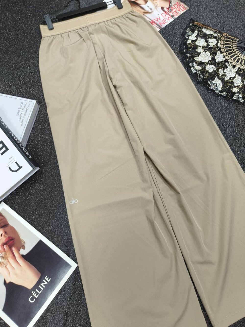 New ALO Yoga Gravel Suit Up Trouser (Regular)💞Minimal/Clean/Casual/Quiet Luxury - Picture 4 of 9